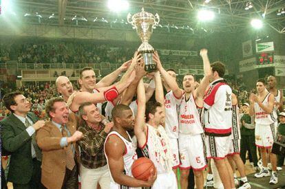 Los jugadores del Pamesa Valencia festejan la Copa de 1998