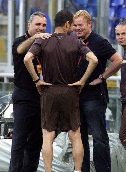 Guardiola, entre Stoichkov y Koeman, durante el entrenamiento de ayer.