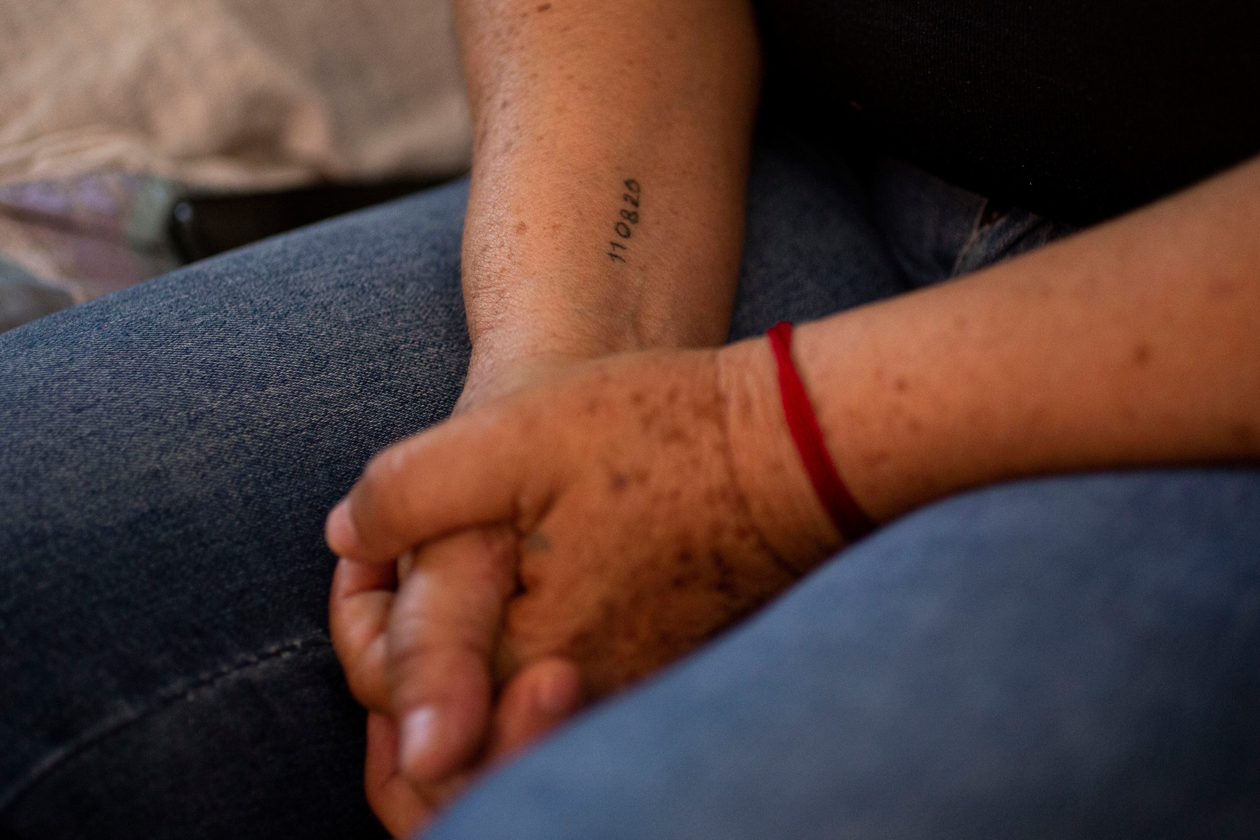 El tatuaje de Guadalupe Loaiza muestra la fecha en la que fueron desaparecidos su hija y su esposo.
