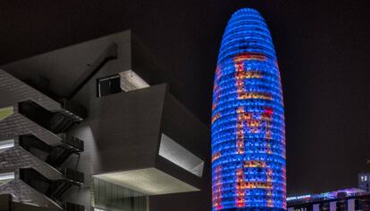 La Torre Glòries, il·luminada per ser la seu de l’Agència Europea del Medicament.