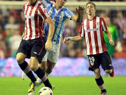 Llorente se anticipa a Demichelis con Muniain al fondo.