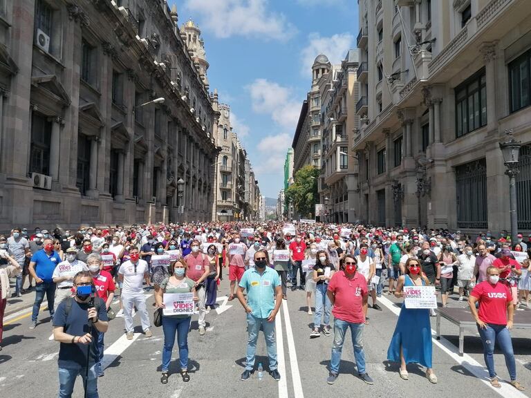 Manifestantes en Barcelona, este sábado.
Se concentran en la Via Laietana en una acción que se ha repetido en otras ciudades
ECONOMIA ESPAÑA EUROPA CATALUÑA AUTONOMÍAS
CCOO