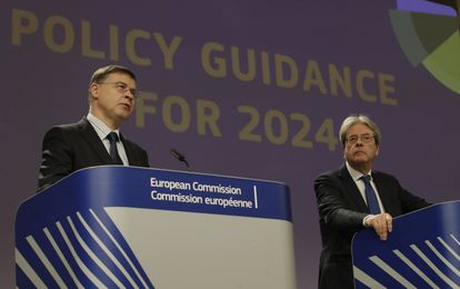 El vicepresidente económico de la Comisión, Valdis Dombrovskis, y el comisario económico, Paolo Gentiloni. EFE