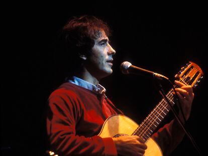 Joan Manuel Serrat, en un concierto de 1983.