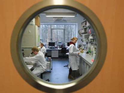 Trabajadores del Instituto de Virología de la Universidad Philipps de Marburgo (Alemania), que investiga una vacuna contra el coronavirus.