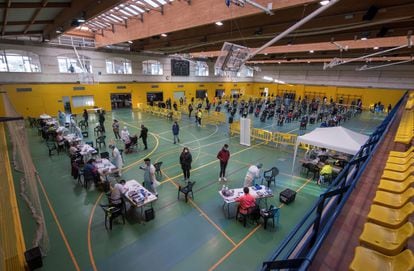 Varias personas esperan su turno para las pruebas de coronavirus en el cribado poblacional realizado este lunes en el polideportivo Germans Escales de Palma de Mallorca.