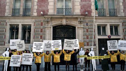 Protesta ante la embajada saudí de París exigiendo la liberación de las feministas saudíes detenidas en su país.