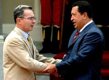 El presidente colombiano, Álvaro Uribe, y su homólogo venezolano, Hugo Chávez, en 2005.