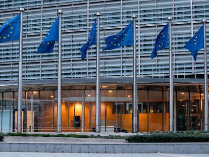 Banderas de la UE ante la sede de la Comisión Europea en Bruselas.