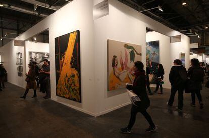 Visitantes, ayer por la mañana, en la feria Arco.