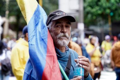 Un hombre lleva una bandera nacional durante la marcha.
