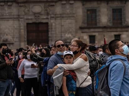 Una familia se abraza en la explanada del Zócalo en Ciudad de Méxici, luego del terremoto de este lunes 19 de septiembre.