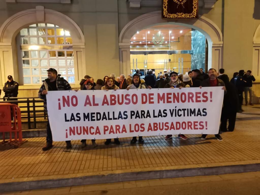 Una decena de personas protesta este miércoles a las puertas del Auditorio de Vila-real durante la entrega de la medalla de oro a la orden carmelita de la ciudad.