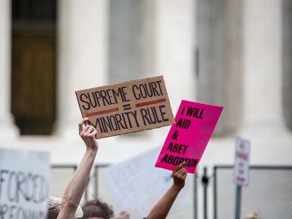 Manifestantes proaborto sostenían el viernes pancartas durante una protesta ante la sede del Tribunal Supremo de EE UU, en Washington.