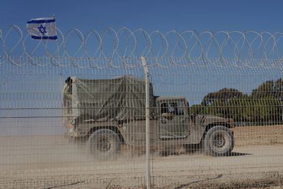 Tropas israelíes apostadas cerca de la franja de Gaza a la altura del Kibutz Beeri