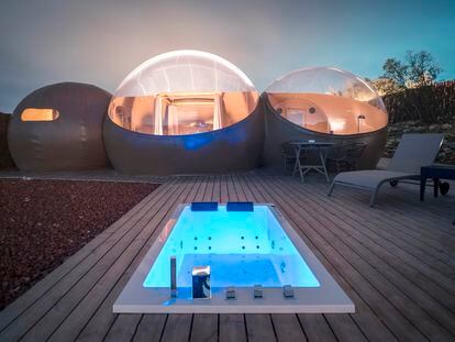 Habitaciones burbuja instaladas en un jardín.