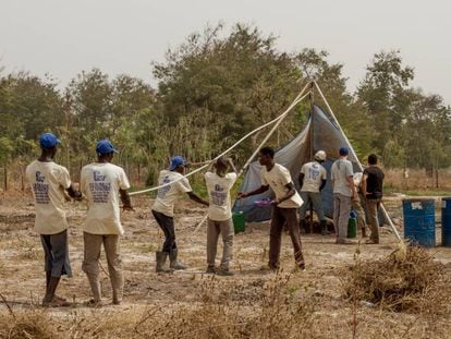Trabajadores de Geólogos sin Fronteras trabajan en la perforación de un sondeo en Beleko, Mali, en febrero de 2016.
