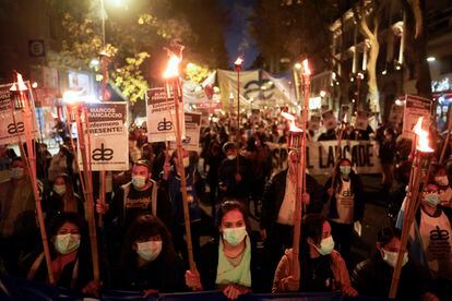 Trabajadores de la salud marchan con antorchas en Buenos Aires exigiendo mejores condiciones laborales, el 12 de mayo de 2021.