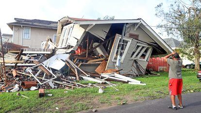 Un hombre observa su casa colapsada por el huracán 'Ida' en Nueva Orleans, Luisiana.