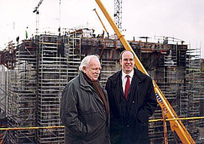 El príncipe Rainiero de Mónaco y su hijo Alberto, en una visita a las obras del dique.