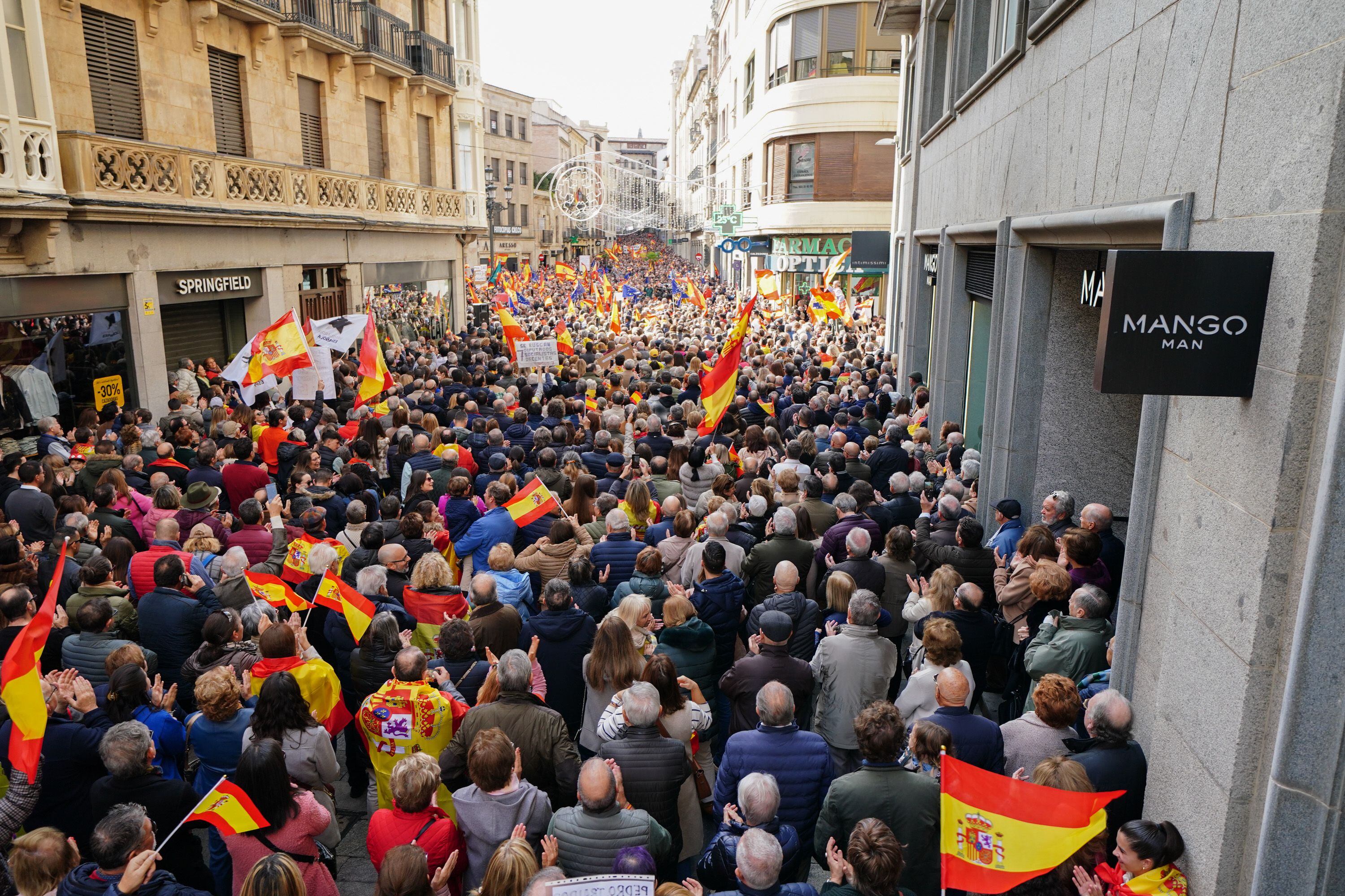 Manifestantes asistieron a la concentración en Salamanca. 