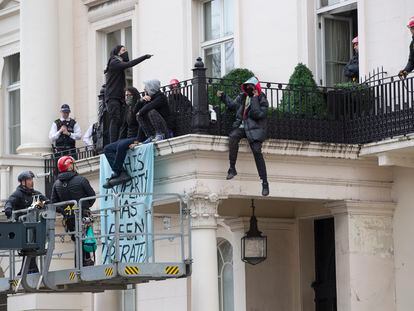 La policía negocia este lunes con los okupas de la mansión de un oligarca ruso en Londres.