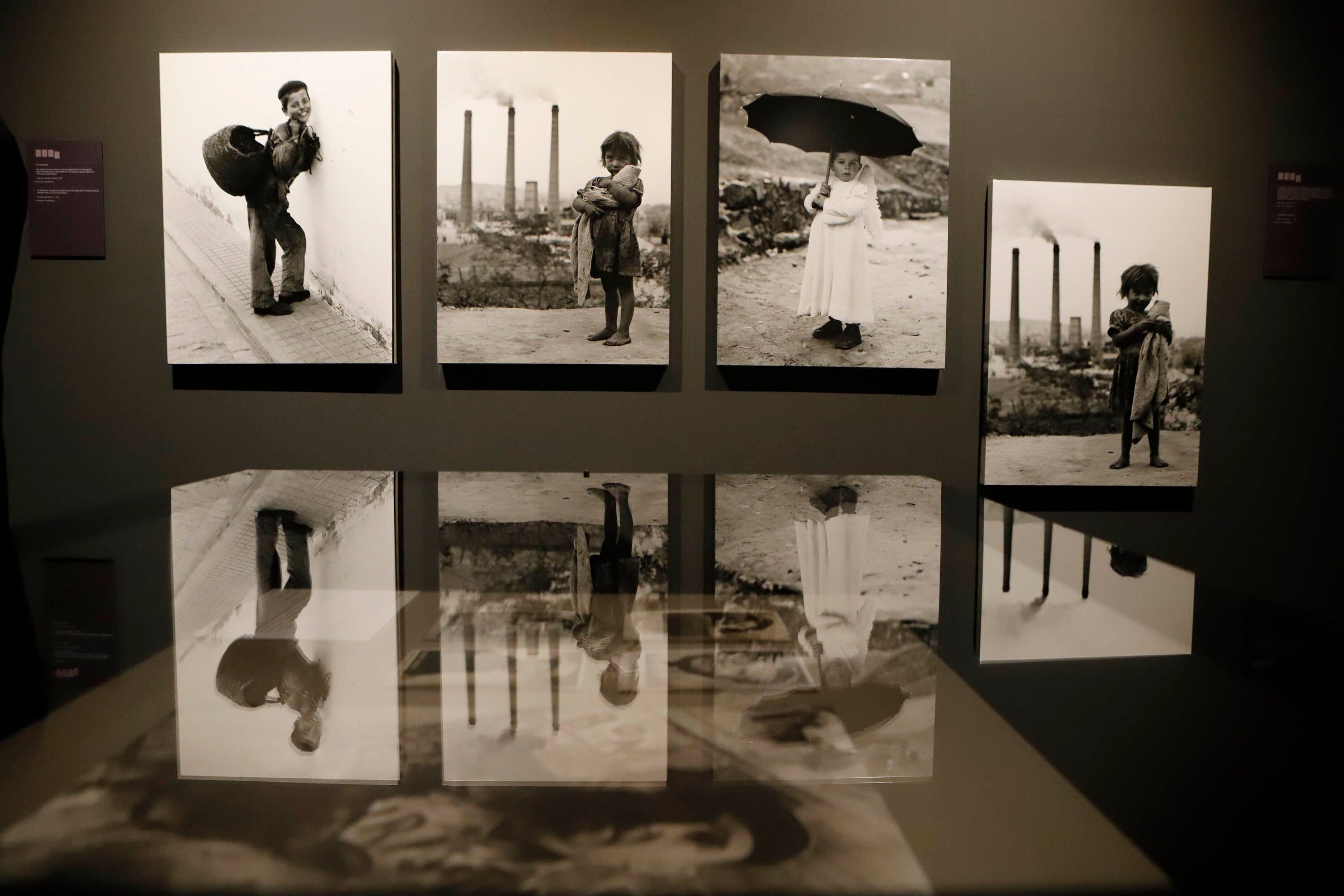 Cuatro imágenes realizadas por Francesc Català-Roca: 'El carbonero' de 1960, 'El angelillo', de 1955 y 'La gitanilla', de 1953 y, a la derecha una inédita de la misma niña sonriendo. Todas se pueden ver en la muestra del Museo de Historia de Cataluña sobre los Català.
