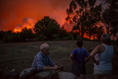 Vecinos observan el incendio en Ribas de Sil (Lugo).