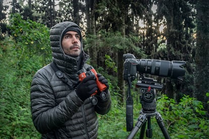 El fotógrafo Jaime Rojo, en el santuario de la mariposa monarca de El Rosario, en Michoacán (México).