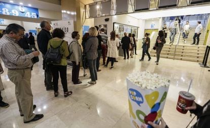 Cola de espectadores en los cines Princesa de Madrid en la primera edición de la Fiesta del Cine de 2017.