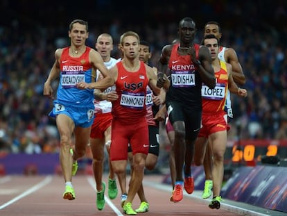 López, a la derecha, en su serie de 800m.