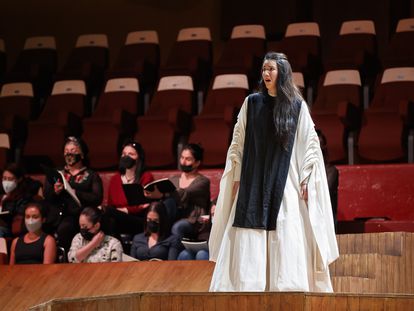 La soprano Cecilia Eguiarte en el papel de Sor Juana Inés de la Cruz, durante un ensayo de 'La sed de los cometas', el 23 de septiembre de 2022.