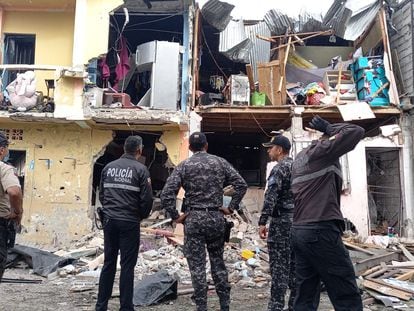 Miembros de las fuerzas de seguridad revisan el área de la explosión en el sur de Guayaquil (Ecuador), este domingo.