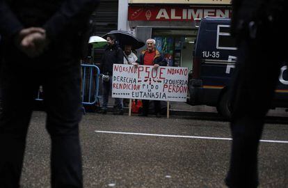 Ambiente en la puerta de Ferraz durante el Comité Federal.