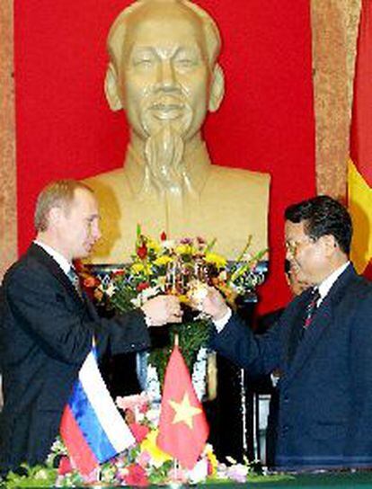 Vladímir Putin y Tran Duc Luong, ante un busto de Ho Chi Minh, ayer en Hanoi.
