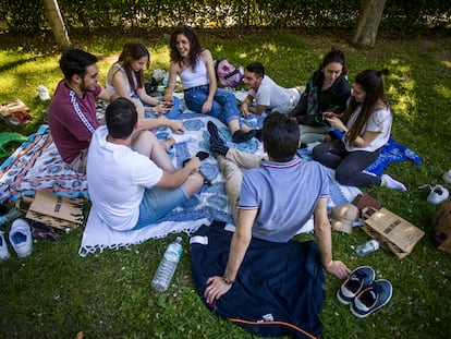 Varios jóvenes en el parque del Retiro, en Madrid.