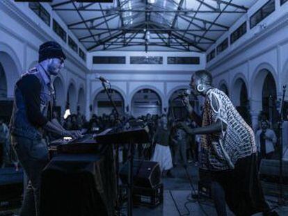 El dúo artístico de música fusión electrónica y africana actúa en Tarifa en el marco del FCAT. Sus letras examinan el feminismo, la masculinidad, el humanismo o la identidad de los afrodescendientes