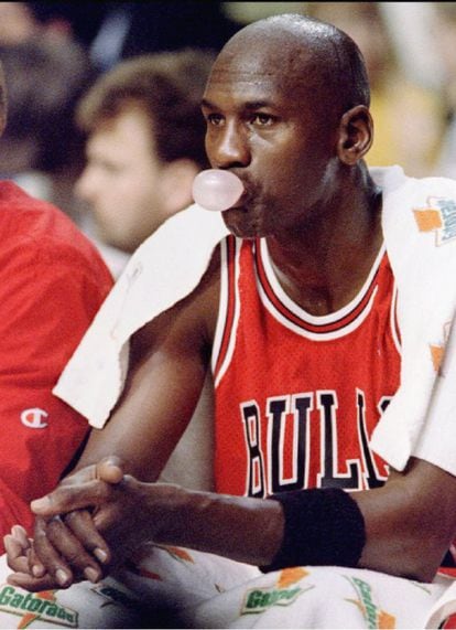 Michael Jordan, masca chicle en el banquillo durante un partido entre Chicago e Indiana Pacers. Mascaba chicle en los partidos porque leyó en un estudio que ayudaba a concentrarse.