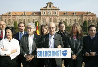 El candidato de Unió a las elecciones, Josep Antoni Duran i Lleida, acompañado de varios miembros de su lista electoral, durante la rueda de prensa que ha ofrecido ante el Parlament de Cataluña, en la que ha llamado a "volver a vertebrar el catalanismo integrador y dialogante" frente a un independentismo "estancado", incapaz de gestionar la victoria del 27S y que, a su juicio, mantiene el Parlament "paralizado".