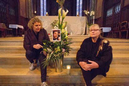 Alexandra y Nelly, la hermana y la madre de Gilles Leclerc, asesinado en Bataclán, tras la misa en su honor que se celebró con motivo del segundo aniversario de los ataques en el pueblo de Saint-Leu-la-Forêt.