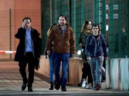 El líder de Podemos, Pablo Iglesias (centro), junto a la diputada Lucía Martín (derecha), y el regidor del Ayuntamiento de Barcelona, Jaume Asens (izquierda), a la salida de la cárcel de Lledoners (Barcelona) el pasado viernes.