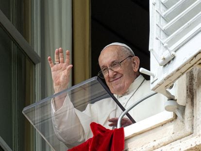 El Papa dirigía el 27 de agosto la oración del Ángelus desde su ventana en el Vaticano, en una imagen difundida por la Santa Sede.