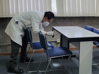 Personal de la UNAM inspecciona una de las aulas de la Facultad de Química, en una imagen compartida en las redes sociales de la casa de estudios.
