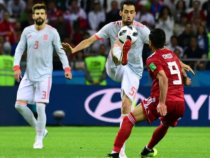 Busquets controla el balón.