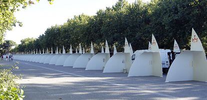 Parte de los 200 confesionarios que están ya instalados en el Parque del Retiro de Madrid.