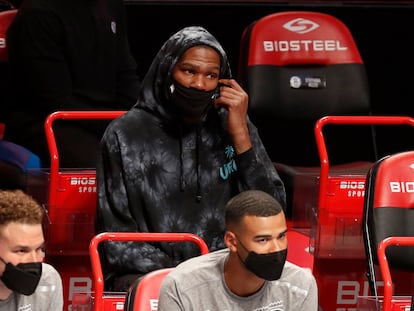 Kevin Durant, en el banquillo durante un partido reciente entre Nets y Wizards.