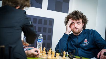 Niemann mira a Carlsen durante la partida entre ambos, el pasado día 11, en la Copa Sinquefield de San Luis (EEUU)