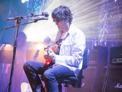Jason Pierce de Spiritualized tocando en el Instituto de Física Mental de Joshua Tree, en EE UU.