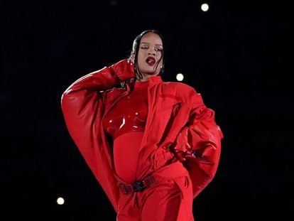 La cantante Rihanna, durante el medio tiempo del Súper Bowl.