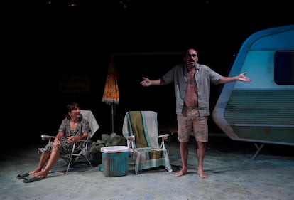Los actores Chani Martín y Pepa Zaragoza actúan en la obra teatral ‘Turistas’, en el centro cultural Fernán Gómez, en Madrid (España).